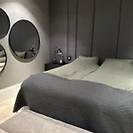 Luxury With Jacuzzi, Sauna, Gym & Cinema, * הארסטד