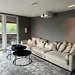 Luxury With Jacuzzi, Sauna, Gym & Cinema, וילה
