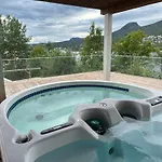 Luxury With Jacuzzi, Sauna, Gym & Cinema,