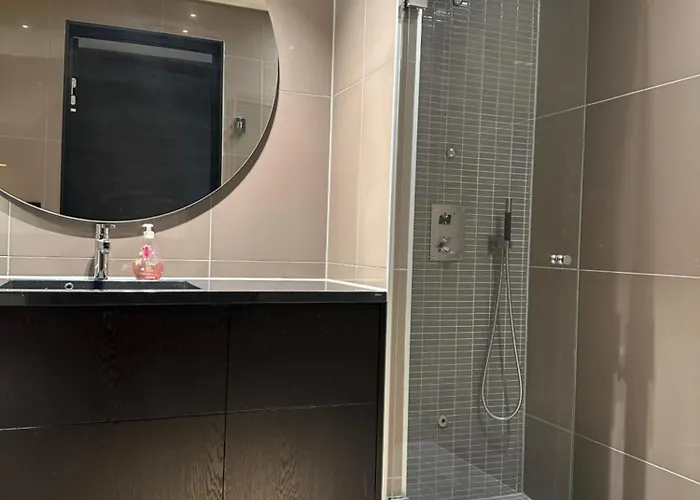Luxury With Jacuzzi, Sauna, Gym & Cinema,
